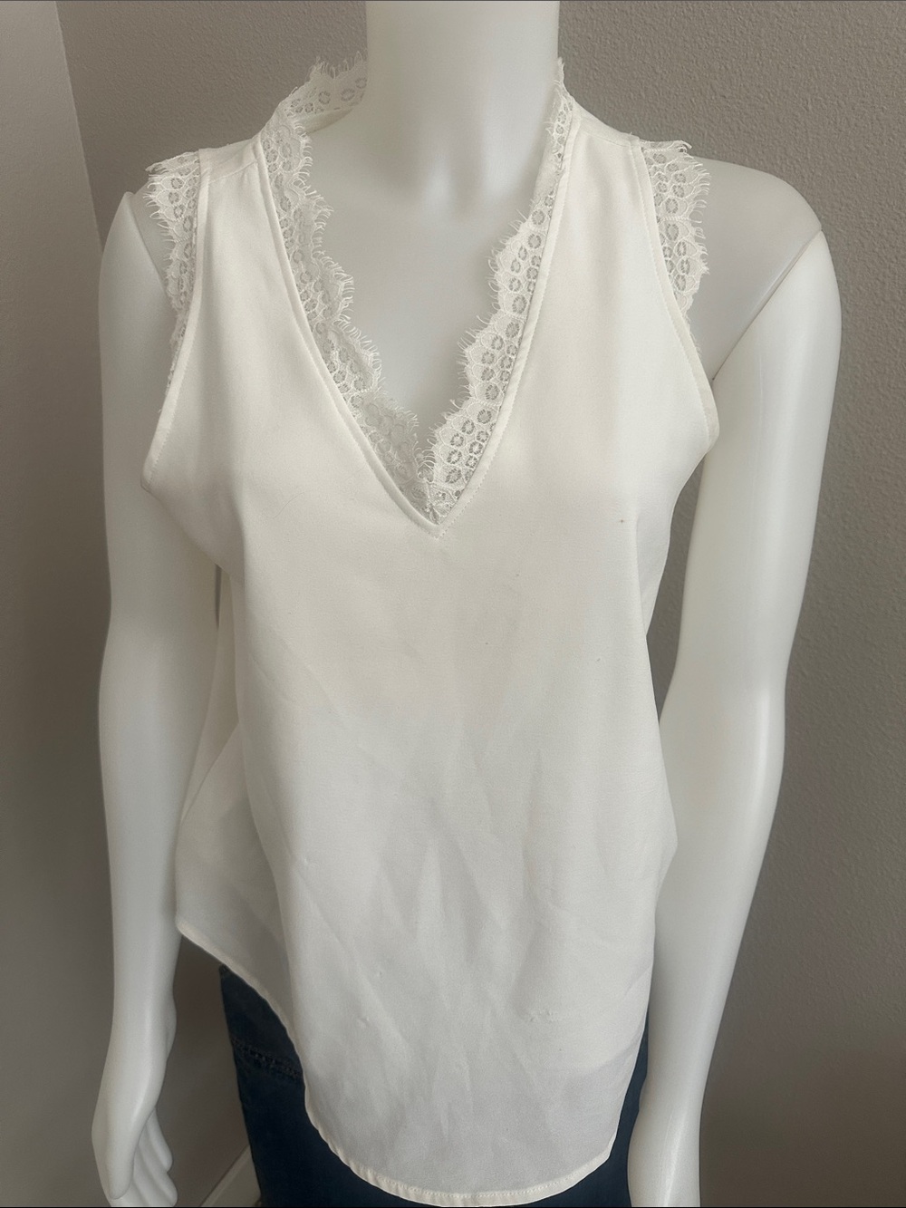 Women’s White Lace Trim V-Neck Tank Top